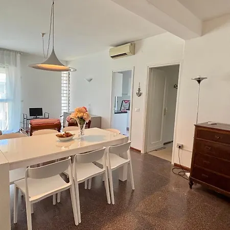 Spacious And - 5 Minutes From The Διαμέρισμα Μπιμπιόνε